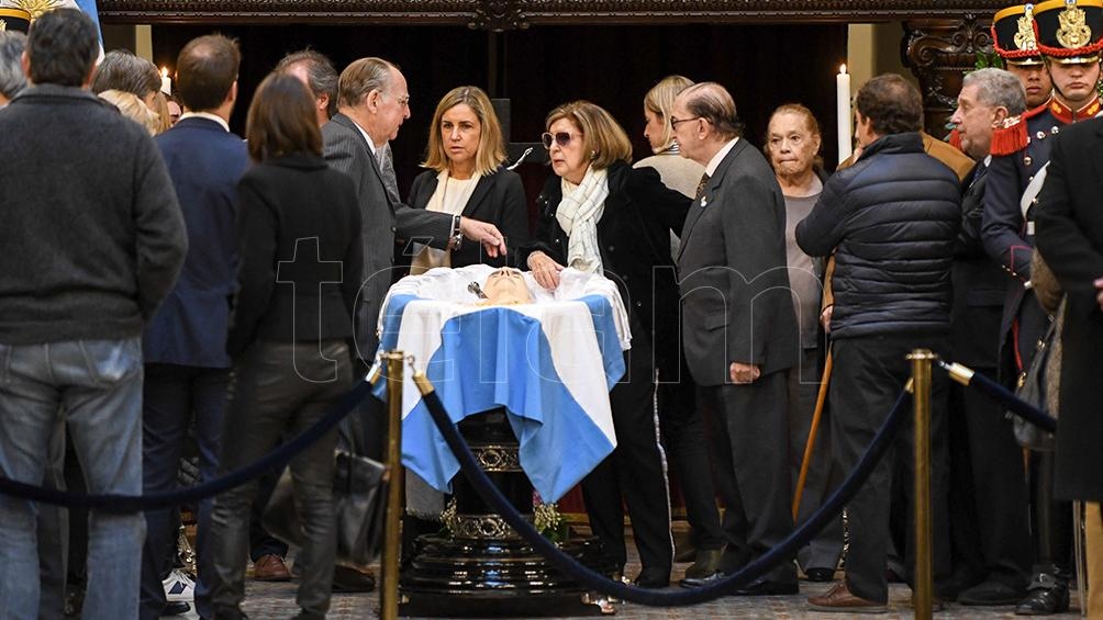 La familia recibe las condolencias.