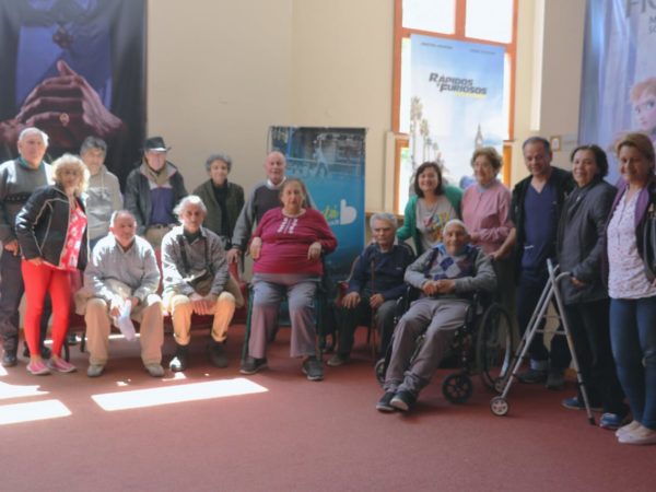 Adultos mayores de casa hogar y del Club de Día Reencuentro visitaron el Cine Avenida.