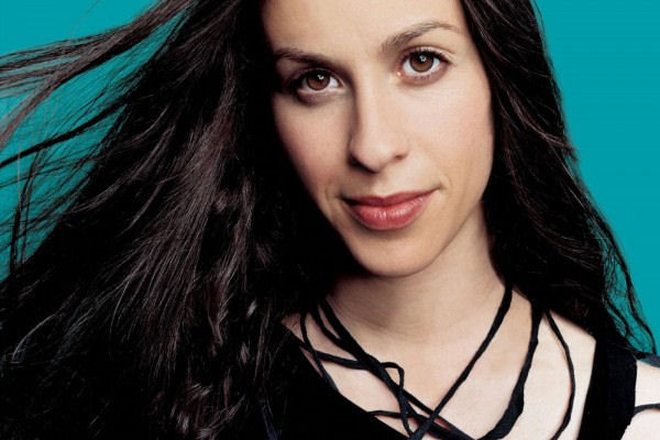 Alanis Morissette compartió “Smiling”, otro adelanto de “Tales Pretty Forks in the Road”