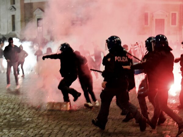 Choques en Florencia entre policías italianos y opositores a las restricciones por la pandemia