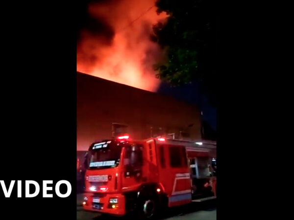 Un incendio provocó el colapso de un salón de fiestas de Parque Chacabuco